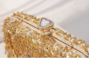 Detailopname van luxe gouden pailletten kralen avondtas met sprankelende strass metalen sluiting.