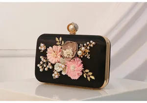 Elegante bolso de noche negro de terciopelo con flores artificiales de perlas y broche brillante.