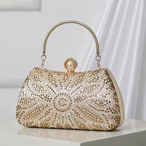 Elegante bolso de noche tipo clutch con diamantes dorados y elegante asa metálica para fiestas