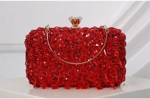 Elegante rode pailletten avondtas clutch met gouden ketting en sluiting voor feestjes.