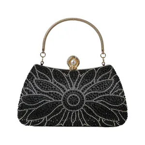 Elegante bolso de noche negro de pedrería con asa dorada y cierre de perlas para fiestas.
