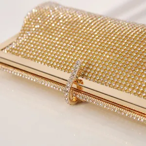Elegante Strass-Abendtasche mit glitzernden Kristallen und luxuriösem goldenem Metallverschluss.