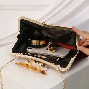 Elegant metallic frame velvet evening clutch bag with chain strap for women banquet party use.