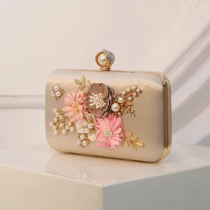 Elegante bolso de noche de satén champán con flores de perlas hechas a mano y cierre.