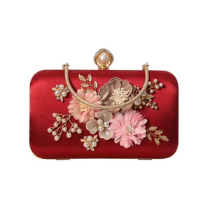 Hermoso elegante bolso de noche de satén rojo con flores de tela hechas a mano y perlas.