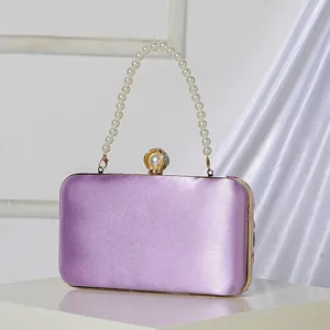 Lila Satin Abendtasche Clutch mit Perlen Griff und Perlenverschluss fuer Damen Party Hochzeit.
