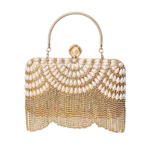 Elegante borsa da sera in strass e perle con manico ad anello in metallo e frange scintillanti.