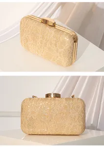 Vue détaillée du sac de soirée luxueux en dentelle dorée avec fermoir métallique.