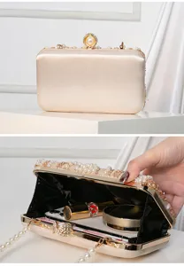 Élégante pochette de soirée en satin champagne avec perles et strass pour mariages et fêtes.