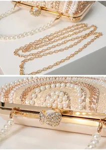 Vue détaillée du sac de soirée de luxe perles et sequins avec chaîne métallique et strass.