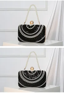 Vue détaillée du sac de soirée noir en sequins et perles avec poignée élégante et fermoir strass.