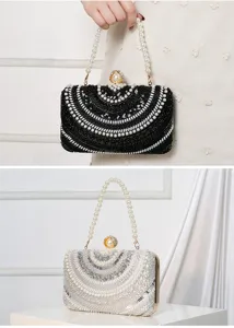 Détail de pochette de soirée perlé en strass avec sequins étincelants et poignée de perles.