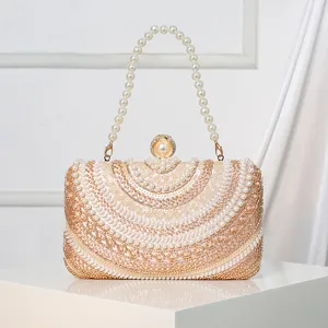 Élégante pochette de soirée en perles avec sequins scintillants, idéale pour mariages.