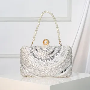 Élégante pochette de soirée en perles et sequins scintillants pour votre mariage.