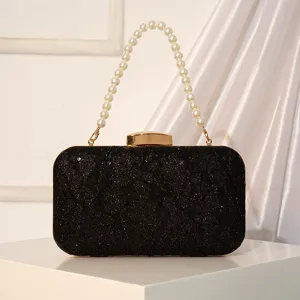 Élégante pochette de soirée noire en dentelle à sequins avec poignée perle et fermoir.