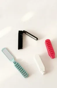 Tragbarer Klappspiegel-Haarkamm, hohle Massagebürste, kompaktes Make-up-Tool für die Reise.