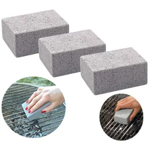 Vue détaillée de brique de nettoyage de gril avec blocs de pierre sur les grilles de barbecue.