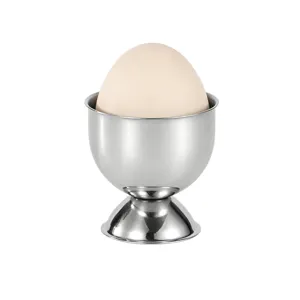 Edelstahl Eierbecher Detail, robuste Küchenhalterung für gekochte Eier beim Frühstück.