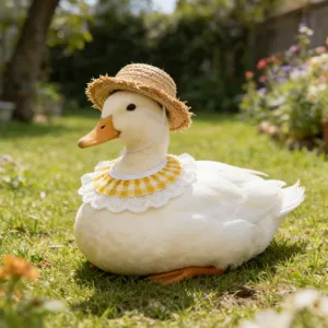 Detailansicht des Mini-Strohhuts und gelben Vichy-Karo-Spitzenlatz-Kostüms für Gänsefigur.