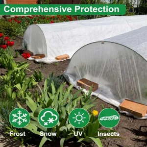 Detalle de manta de protección anticongelante para plantas con cubierta de túnel en invierno.