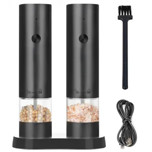 Ensemble de moulin a sel et poivre electrique avec socle de charge, cable USB et brosse cuisine.