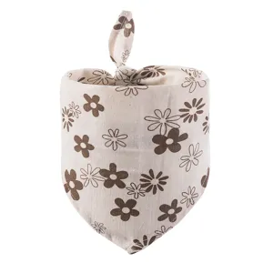 Gros plan détaillé du joli bandana pour animal beige avec motif floral et nœud supérieur.