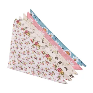 Vue détaillée de six bandanas et écharpes triangulaires en tissu floral avec divers motifs de marguerites.