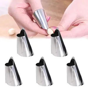 Protector de dedos de acero inoxidable para cascanueces y pelar pistachos fácilmente.