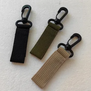 Detailopnamen van duurzame tactische bandwirabels met zwarte kunststof gespen voor outdoor.