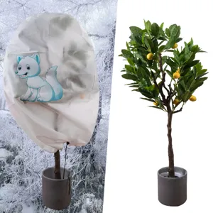 Vista detallada de la funda de protección invernal para plantas con diseño de zorro ártico.