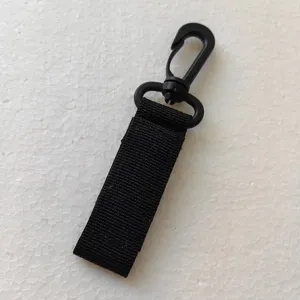 Zwarte plastic draaibare karabijnhaak met webbing, detailweergave van buitenaccessoire.