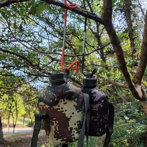 Outdoor Camping S-Haken und Camouflage Feldflasche Set am Ast hängend für Ausrüstung.