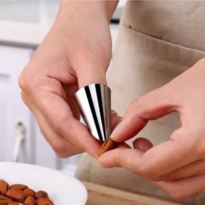 Herramienta protector de dedos pelador de nueces de acero inoxidable para descascarar castañas.