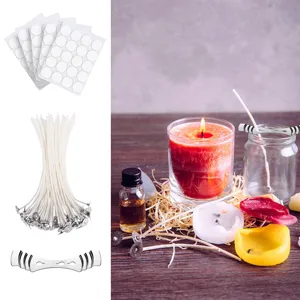 Kit de fabrication de bougies avec mèches en coton, supports métalliques et autocollants.