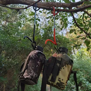 Outdoor Camping S-förmiger Haken und Camouflage Wasserflaschenhalter Set für Zelte.