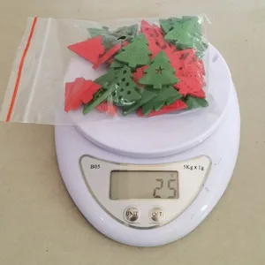 Wooden Christmas tree buttons detail view, red and green DIY crafts, weighing 25g display.