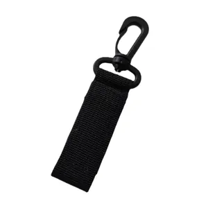Zwarte kunststof draaibare karabijnhaak met nylon band voor rugzak en outdoor campinguitrusting.