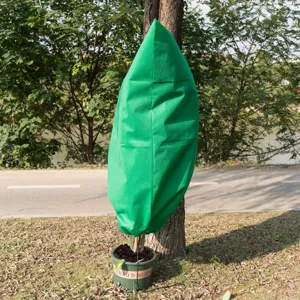 Dettaglio della copertura antigeliva invernale per piante da giardino all'aperto.