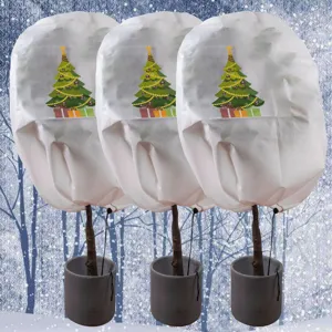 Fundas de protección contra heladas de tela no tejida para plantas con árbol de Navidad.