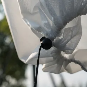 Detailopname van de witte plantenbeschermhoes met koord en handig verstelbaar koordstopper.