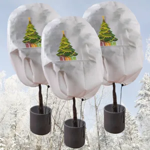 Vista detallada de funda de protección invernal para plantas de tela no tejida con diseño navideño.
