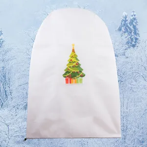 Vista detallada de la funda protectora de invierno de tela no tejida con estampado de árbol.
