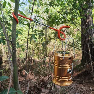 Outdoor Camping S-Haken Lampenstange und Solar Laterne Detailansicht fuer naechtliche Beleuchtung.