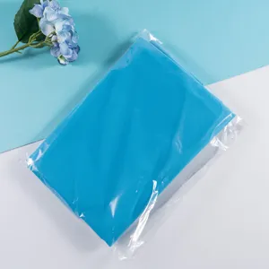 Detailansicht der gefalteten blauen Vlies-Pflanzenschutzhülle in transparenter Verpackung.