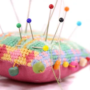 Ensemble d'épingles à tête de verre colorée et coussin d'épingles pour couture et loisirs.