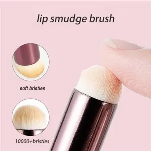 Professional lip smudge brush with soft high-density bristles for smooth makeup application.