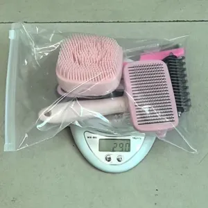 Komplettes Haustierpflege Bürstenset mit Silikon Badebürste und Entfilzungskamm für Tiere.