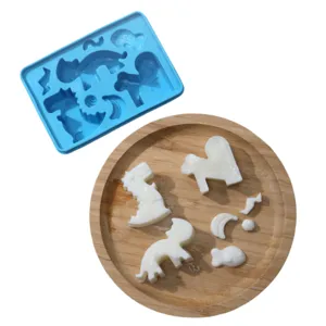 Moule à glaçons dinosaure en silicone avec plateau en bois, détail pour cuisine et maison.