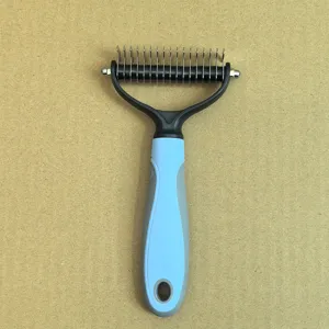 Detaillierte Nahaufnahme des Edelstahl Haustier Entfilzungskamms mit ergonomischem Gummigriff.
