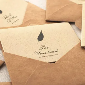 Vintage kraftpapier wenskaart en enveloppenset, perfect voor feest- en verjaardagszege.